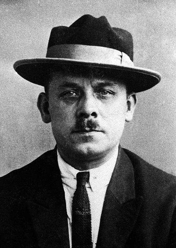 Sériový vrah Fritz Haarmann si vzhledem ke způsobu, jakým zabíjel a jakým se zbavoval těl obětí, vysloužil od tisku přezdívku Upír či Řezník z Hannoveru.