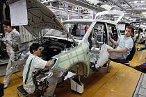 Zaměstnanci Škody Auto prožívají opravdu černé chvíle. Firma Škoda totiž až do června roku 2009 zruší výrobu v pátek. Tisíce zaměstnanců především z výrobní a logistické oblasti tak budou chodit do práce jen čtyři dny v týdnu.