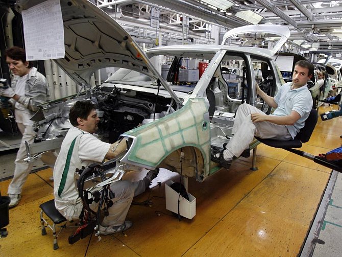 Největší propad v meziročním srovnání „trojlístku“ tuzemských výrobců osobních automobilů za první čtvrtletí zaznamenala Škoda Auto