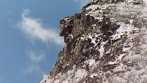Tvář starého muže připomínaly skalní výstupky na vrcholu newhampshirského Cannon Mountain. Odpadly v roce 2003. Profil lze dosud najít například na tamních platidlech či známkách. Takhle útvar vypadal týden před zřícením.