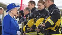 Královna Alžběta II. navštívila Grenfell Tower a poděkovala hasičům