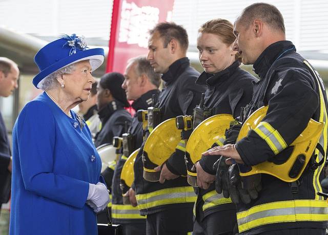 Královna Alžběta II. navštívila Grenfell Tower a poděkovala hasičům