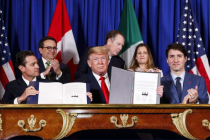 Mexický prezident Enrique Pena Nieto, americký prezident Donald Trump a kanadský premiér Justin Trudeau
