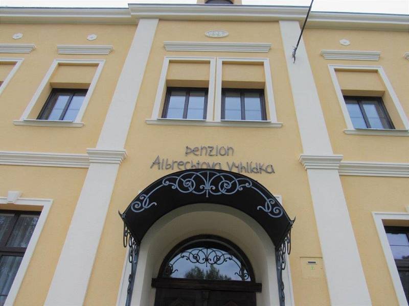 Penzion Albrechtova vyhlídka provozují manželé Michalkovi. Dříve v budově sídlila škola.