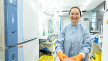 Česká vědkyně Petra Szeszula v laboratoři, kde pěstují minimozky
