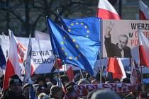 Tisíce Poláků dnes vyrazily do ulic Varšavy a třech desítek dalších měst na demonstrace proti politice současné vlády.