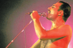 Zpěvák Freddie Mercury podlehl bronchopneumonii, spojené s komplikací onemocnění AIDS.