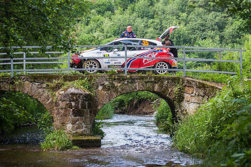 Rally Bohemia, pátý závod seriálu Mistrovství České republiky v rally, pokračovala 2. července. Na snímku Tomáš Pospíšilík a spolujezdec Jiří Stross s Peugeot 208 po odstoupení kvůli havárii na šesté rychlostní zkoušce - Radostín.