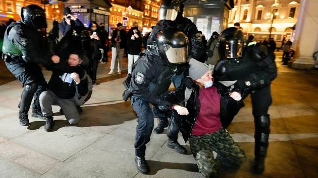 Zásah ruské policie během demonstrace proti invazi na Ukrajinu - Petrohrad, březen 2022