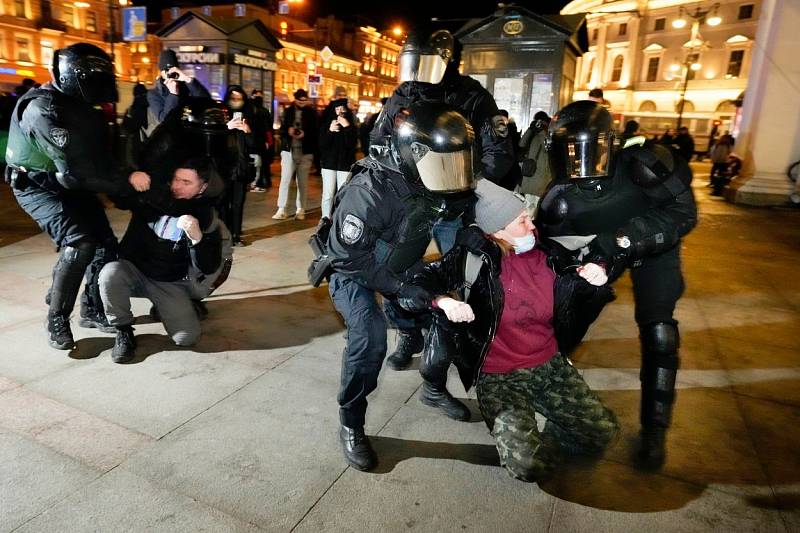 Zásah ruské policie během demonstrace proti invazi na Ukrajinu - Petrohrad, březen 2022