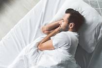 Sedm hodin denně, to je podle nejnovější studie optimální doba spánku.