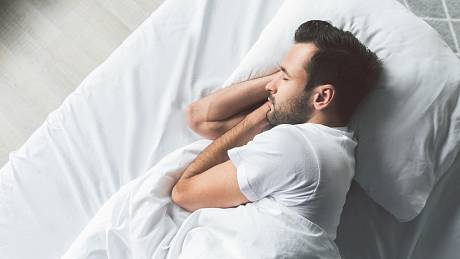 Sedm hodin denně, to je podle nejnovější studie optimální doba spánku.