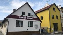 Do Pivnice U Šimků se vrátili štamgasti a přišli i mladí