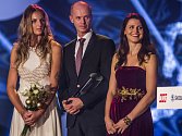 Nejlepším sportovním kolektivem byl zvolen fedcupový tým. Pro cenu si přišli kapitán Petr Pála s Karolínou Plíškovou (vlevo) a Lucií Šafářovou.