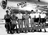Bombardér Enola Gay s posádkou. V srpnu 1945 tento stroj svrhl jadernou pumu Little Boy na japonskou Hirošimu