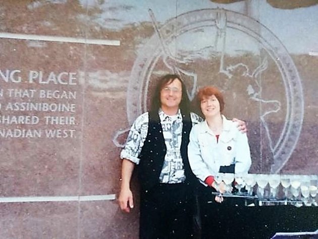 Eva Zoltánová  v Kanadě se svým bývalým manželem Alexanderem Zoltánem, pouličním hudebníkem, jenž hrál na sklenice