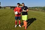 Portugalec Joao Nuňo Gameiro Da Costa Martins Pedro (vlevo) s chytajícím předsedou klubu Jiřím Švejdou pózují před nedělním utkání ve Lhotě. Foto: archiv Jiřího Švejdy