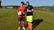 Portugalec Joao Nuňo Gameiro Da Costa Martins Pedro (vlevo) s chytajícím předsedou klubu Jiřím Švejdou pózují před nedělním utkání ve Lhotě. Foto: archiv Jiřího Švejdy