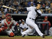 Pálkař newyorských Yankees Hideki Matsui právě úspěšně odpálil homerun. Pomohl tak svému týmu porazit ve 2. zápase Světové série Philadelphii.