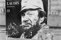 VLADO MÜLLER. Na karlovarském festivalu v r. 1979 před plakátem k filmu Signum laudis.  