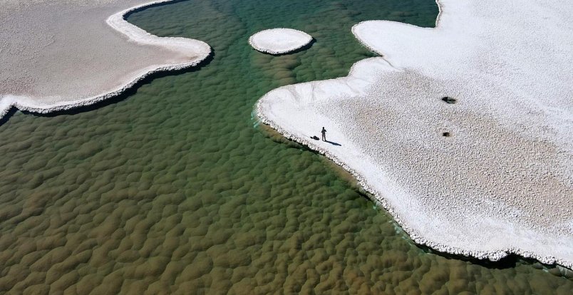 Laguny na solné pláni  Puna de Atacama v Argentině ukrývají obrovské stromatolity