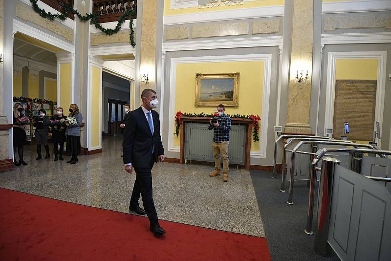 Bývalý premiér z ANO Andrej Babiš vítá svého nástupce Petra Fialu z ODS v sídle úřadu vlády ve Strakově akademii, 17. prosince 2021 v Praze.