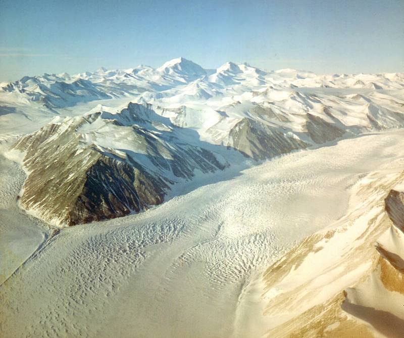 Letecký pohled na Beardmoreův ledovec.