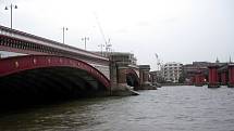 Londýnský Blackfriars Bridge, jehož jméno jakoby přímo ukazovalo na stejnojmennou zednářskou lóži, jež prý stála v pozadí mysteriózní vraždy „božího bankéře“ Roberta Calviho. Ten byl 18. června 1982 nalezen visící za krk pod jedním z mostních oblouk