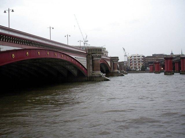 Londýnský Blackfriars Bridge, jehož jméno jakoby přímo ukazovalo na stejnojmennou zednářskou lóži, jež prý stála v pozadí mysteriózní vraždy „božího bankéře“ Roberta Calviho. Ten byl 18. června 1982 nalezen visící za krk pod jedním z mostních oblouk