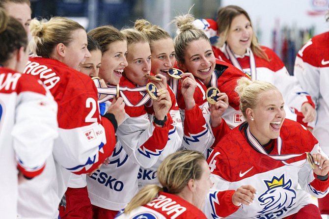 České hokejistky s bronzovými medailemi