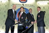 Slavní hokejisté (zleva) Mats Sundin, Joe Sakic, Adam Oates a Pavel Bure byli uvedeni do Síně slávy NHL.