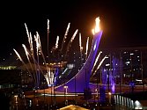 Olympijské hry v Soči začaly. Oheň zapálili trojnásobní olympijští vítězové krasobruslařka Irina Rodninová a hokejový brankář Vladislav Treťjak.