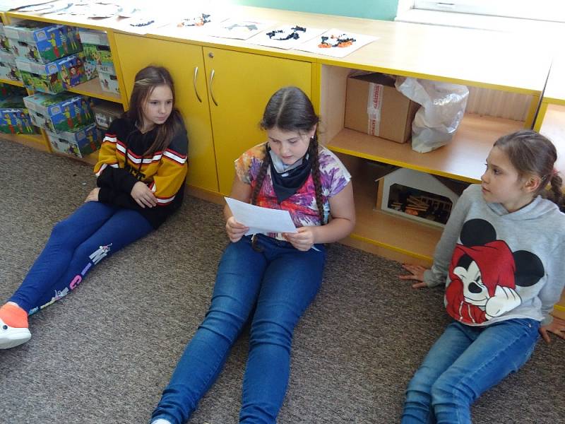 Děti ze školní družiny v Berouně-Závodí čtou pohádky o Mlcáscích, které vycházejí v Deníku