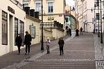 Zavřené kavárny a restaurace, většina obchodů i kulturní instituce. Ulice České Lípy zely v sobotu prázdnotou.