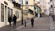 Zavřené kavárny a restaurace, většina obchodů i kulturní instituce. Ulice České Lípy zely v sobotu prázdnotou.