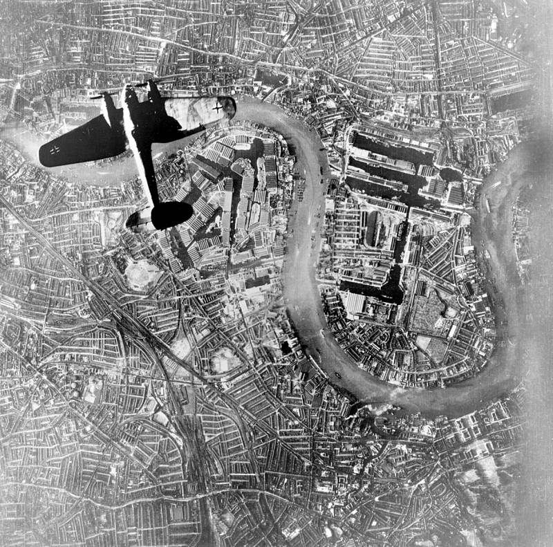 Bombardér Heinkel He 111 nad doky v jižním Londýně