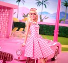 Panenka Barbie od společnosti Mattel uvedená speciálně u příležitosti premiéry filmu Barbie. Panenka má podobu hlavní představitelky Barbie, Margot Robbie
