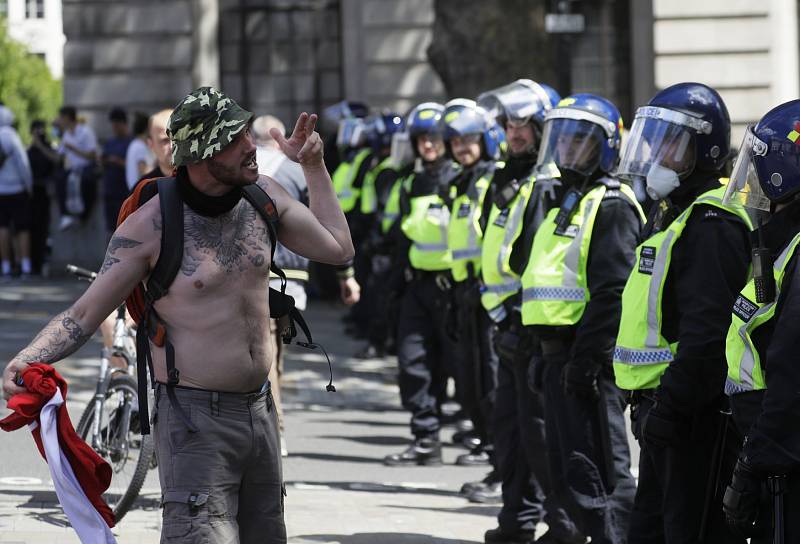 Příznivci krajní pravice protestují v centru Londýna. Chtějí prý chránit památníky a sochy před těmi, kteří vyšli do ulic na podporu demonstrací v USA.