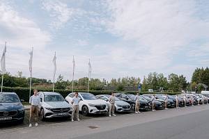 Novináři i zákazníci si mohli u Želivky vyzkoušet kompletní portfolio elektromobilů značky Mercedes-Benz