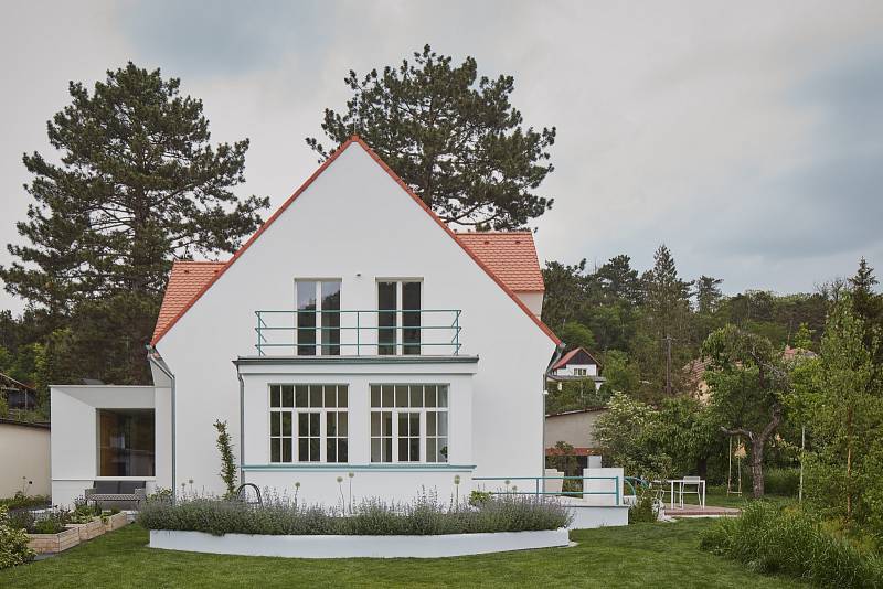 Prvorepubliková vila se díky libereckému studiu Mjölk architekti proměnila v příjemné víkendové zázemí.