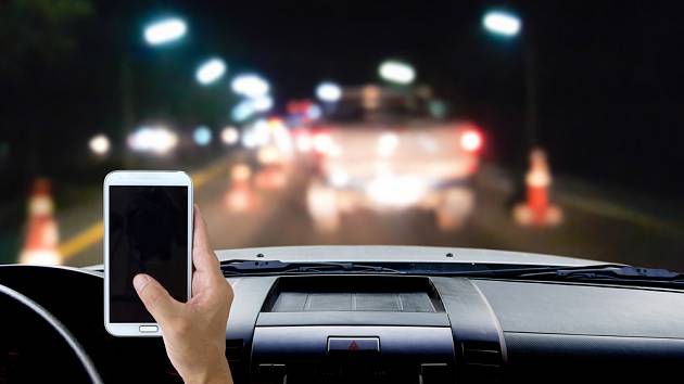 Používání mobilních telefonů za jízdy je pro řadu řidičů běžnou záležitostí