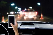 Používání mobilních telefonů za jízdy je pro řadu řidičů běžnou záležitostí