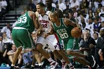 Útočník Bostonu Ray Allen (č. 20) míří ke koši Detroitu.