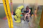 Záchranáři přijíždějí pro pacientku s virem ebola a transportují ji do nemocnice Na Bulovce, kde funguje jediné civilní pracoviště zaměřené na superspecializované případy infekčních nemocí v České republice