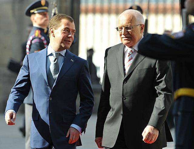 Český prezident Václav Klaus (vpravo) uvítal 8. dubna dopoledne na Pražském hradě ruského prezidenta Dmitrije Medveděva (vlevo).