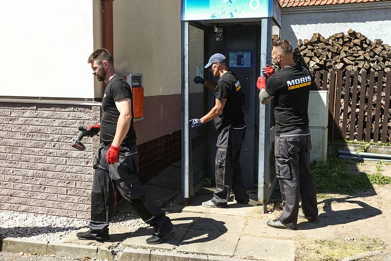 Poslední telefonní budka v ČR byla v Hlubyni u Příbrami demontována ve čtvrtek 17. června.