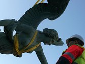 Kvůli rzi začalo v sobotu 10. prosince 2011 sundávání soch Viktorií z Čechova mostu v Praze.