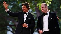 Tom Cruise a princ William při londýnské premiéře filmu Top Gun: Maverick