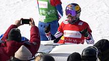 Eva Samková z ČR se raduje z vítězství v úvodním závodu SP v snowboardcrossu v čínském Čang-ťia-kchou.