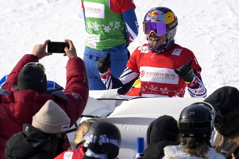 Eva Samková z ČR se raduje z vítězství v úvodním závodu SP v snowboardcrossu v čínském Čang-ťia-kchou.